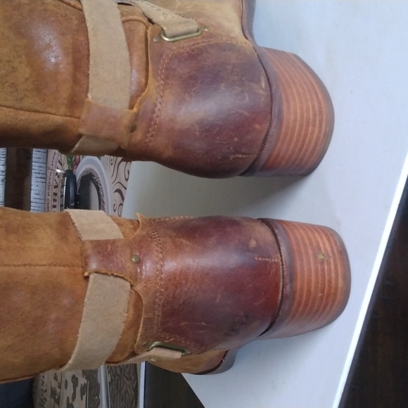 UGG Distressed Boots - Picture 9 of 16